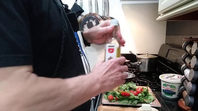 Салат из шпината с сыром буррато.