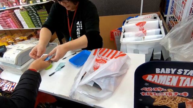[Osaka Vlog1] Shiba Inu Cafe / Super Market In Japan / Kuromon Market / Tried Tons Of Great Food!!
