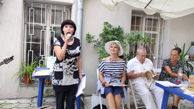 Татьяна Крупник читает свое  стихотворение, опубликованное в альманахе 