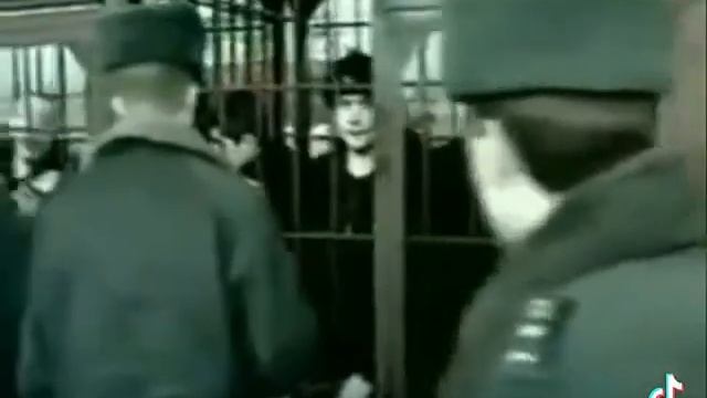 1993 год . Комсомольцы переродились в братву . Финал коммунизьма СССР .