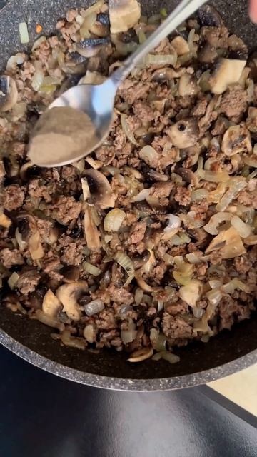 Макароны с фаршем и грибами 😋 #рецепт #shots #shortvideo #пастарецепт #макаронысфаршем #мясо #грибы