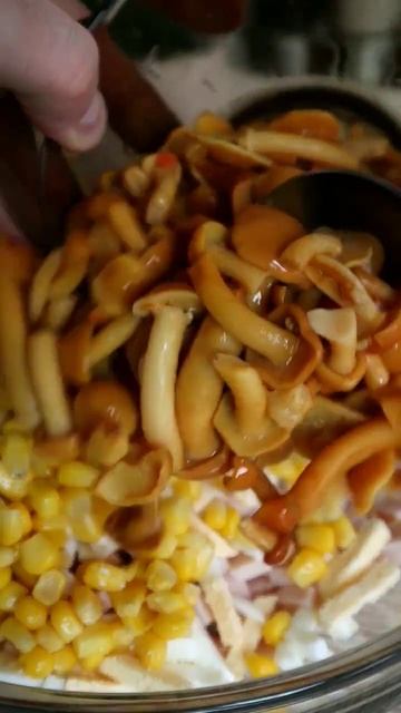 Салат с копчёной курицей, кукурузой и маринованными грибами  #салат  #вкусныйсалат #салатнапраздник
