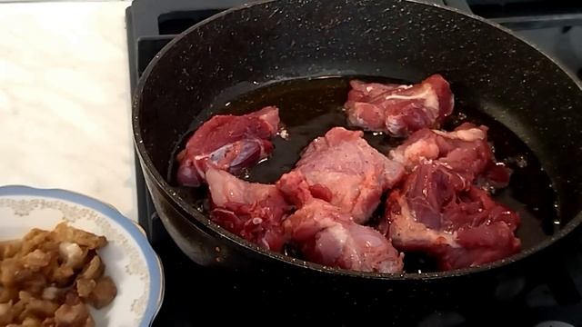 Это любят все.Жаренное мясо с луком.на сковороде.