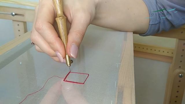 Смена положения руки.  Затягивание строчки и стягивание ткани при работе люневильским крючком