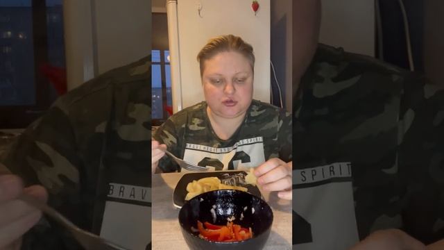 Ужин. Вареники с капустой и салатик.#мукбанг #еда #кушаемвместе #ужин #постныйужин #пост