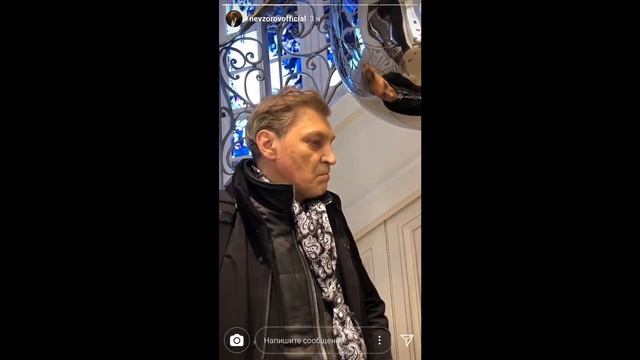 Невзоров выбирает шляпку