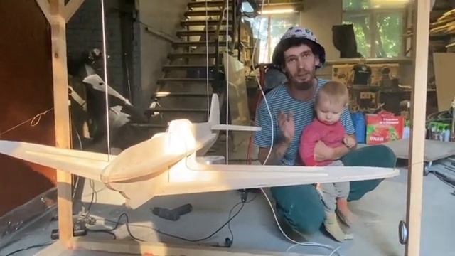 На площадке. Атака в лоб сверху. Секретная система управления самолетом. Гигантский павильон