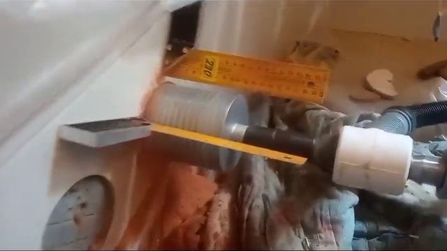 Проход кирпичной стены, через плитку.