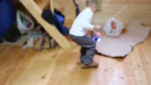 Играет с машинкой