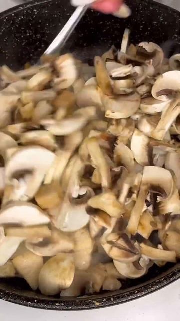 Подлива к любому гарниру, или неполучившийся жюльен на сковороде😂 #рецепты#жюльен#ужин#готовимдома