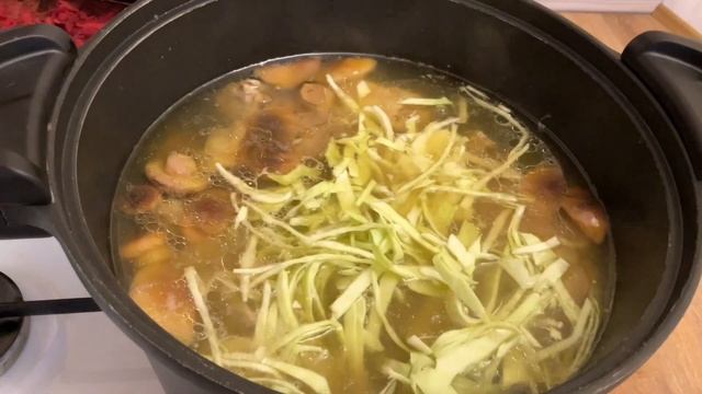 Борщ с курицей,грибами и фасолью.