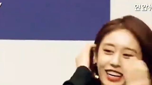 Перед всеми обняла его | Позволь услышать твою песню