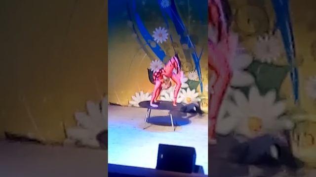не вероятно гибкая девочка