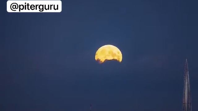 🌙 Посмотрите на восход шикарной янтарной луны на фоне Лахты