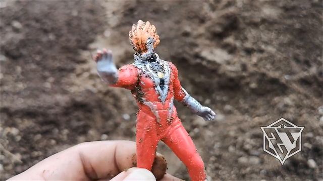 Mencari Dan Menemukan Mainan Ultraman Di Dalam Pasir, Ultraman Zero, Ultraman Cosmos,