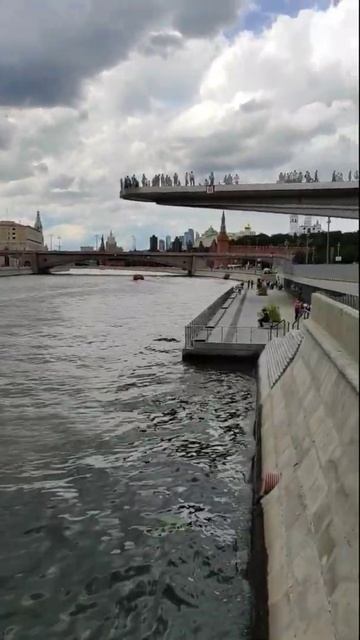 ОСТОРОЖНО, Парящий мост парка Зарядье! Слабонервным не залезать.