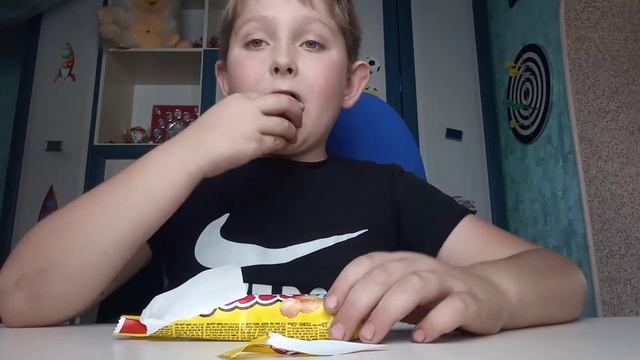 Ем вкусный батончик Сникерс