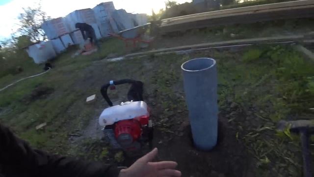Год спустя фундамент готов.  Ане исполнилось 2 года.  Засадили огромную грядку в теплице.