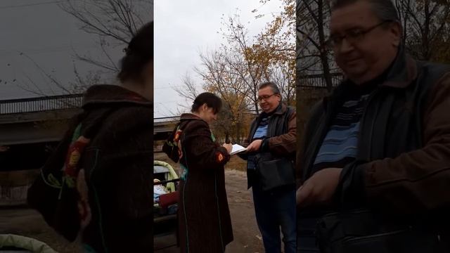 Пишу автограф на моей книге 