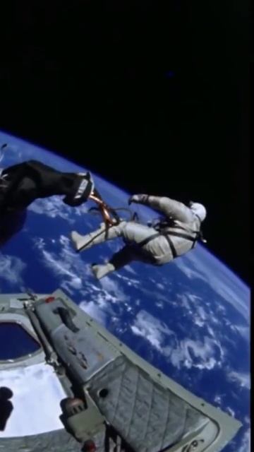 Этот космонавт стал на 5 см длиннее попав в космос  - разные факты #shorts