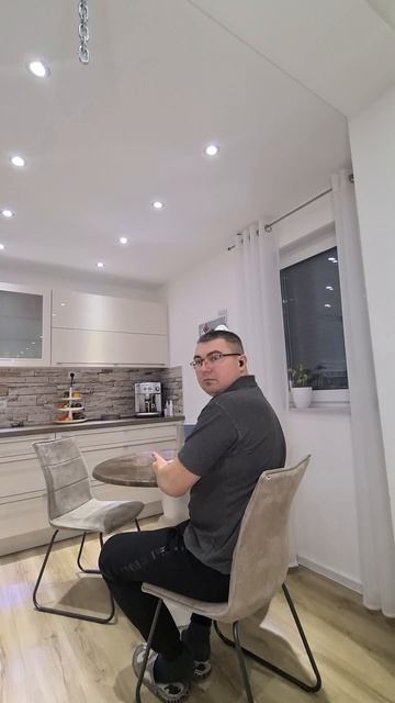 There's Shaving Foam Behind Your Left Ear 😲 Klepklop #shorts