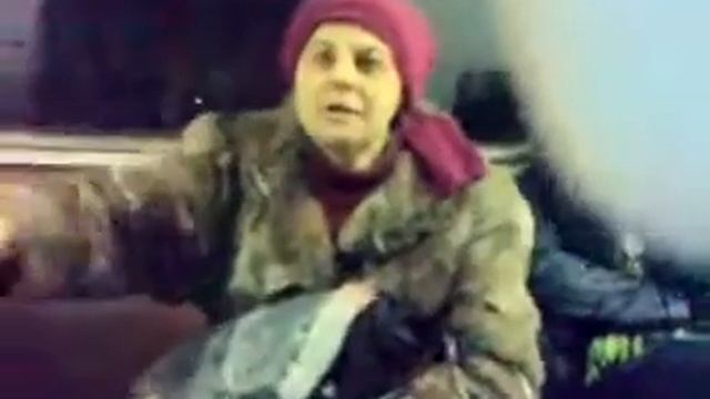 пьяная женщина в метро