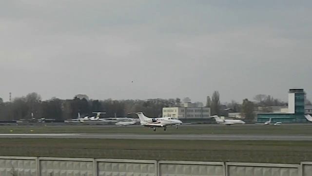 посадка  Phenom 100(UR-ALB) в Жулянах Landing  Phenom 100 (UR-ALB) In Kiev