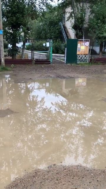 Лужи вокруг детского сада в Чите
