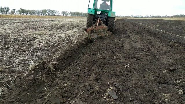 Пахота на ЮМЗ