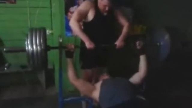 собственный вес 102кг, жим лежа 170кг, 2009г