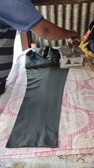 В Индии до сих пор пользуются утюгами на углях. #путешествия #индия #утюг #pinkcity #старина