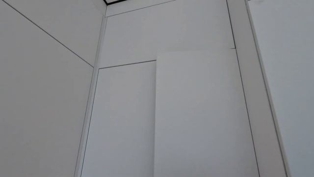 белоснежная кухня с чорними ручками