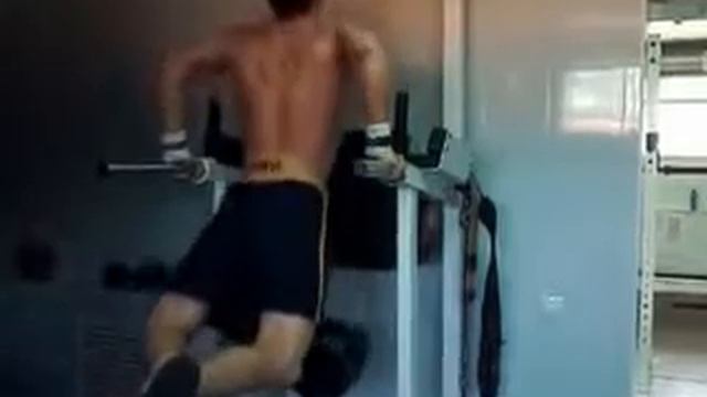 упражнение на брусьях (вес 54 кг)