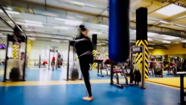 ТРЕНЕР КАРИМА ОФЕЛИЯ МАРГАРЯН В СОВЕРШЕНСТВЕ ВЛАДЕЕТ ТАЙСКИМ БОКСОМ 2023