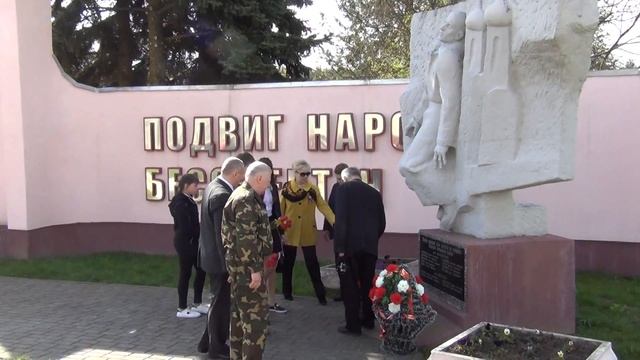 Возложение цветов во время автопробега