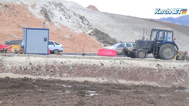 Строители завершают асфальтировку полотна