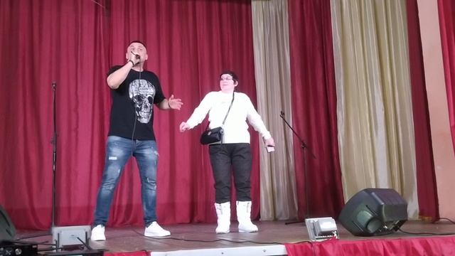 Нейчане поют и танцуют вместе с солистом 