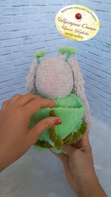 Обзор на вязаную игрушку. Зайка с метрикой