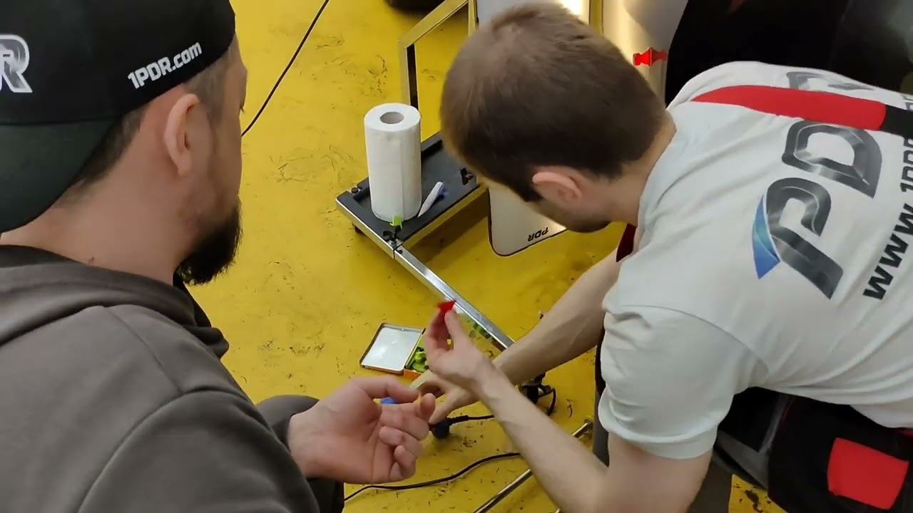 Сломанные рёбра жёсткости на дверях LiXiang L9 чиним клеем