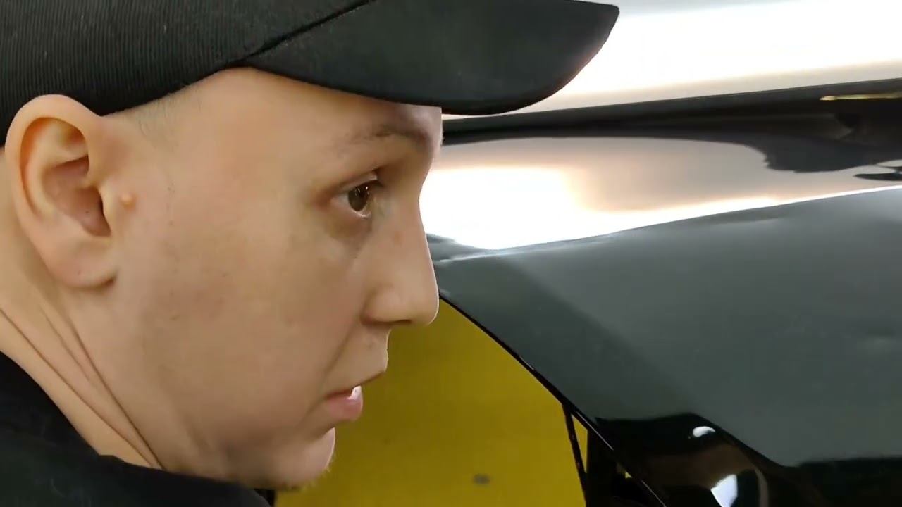 Разбитый в хлам капот Nissan X-trail. Хлопун.