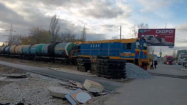 Маневровый тепловоз едет к аэродрому