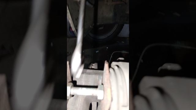 Как быстро сжать цилиндр суппорта подручными средствами. CROWN 141