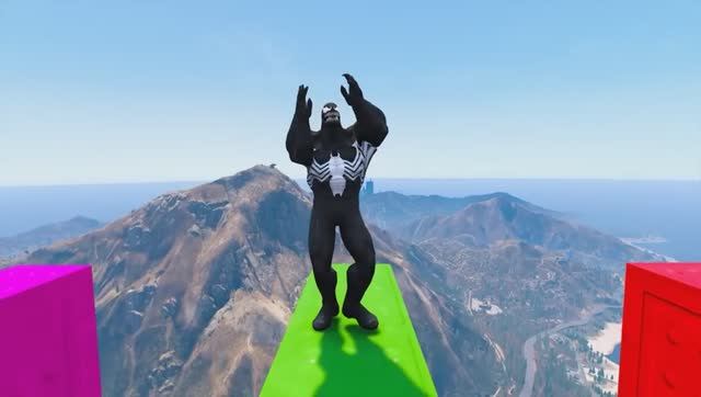 Человек-паук на мотоцикле по спиральному мосту