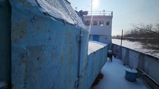 Брошенный корабль на берегу Волги