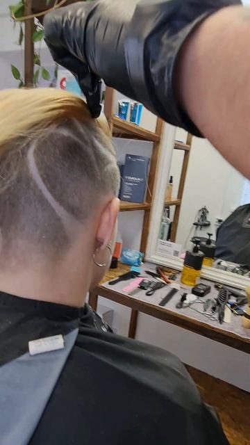 женская стрижка с жлементами HAIRTATTOO в стиле киберпанк WOMAN HAIRCUT HAIRTATTOO  STYLE CYBERPUNK