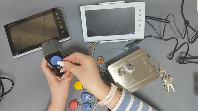 Как прописать ключи в вызывную панель Optimus Leader - видео инструкция.