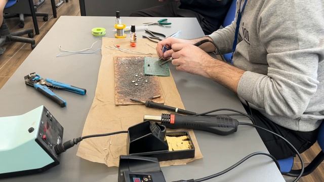 Мастер-класс по работе с паяльником.