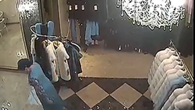 Ай я яй     Absorbed With Coat Hanger