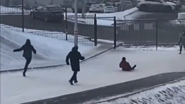 пацан упал когда бежал в пекарню