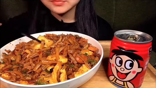 Мукбанг Селёдка Х/К, Жареный кабачок, овощи / Дети домой не едут.😢#56